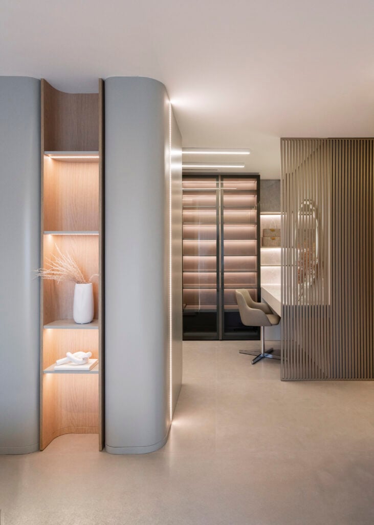 Closet com prateleiras em design curvo e painel ripado