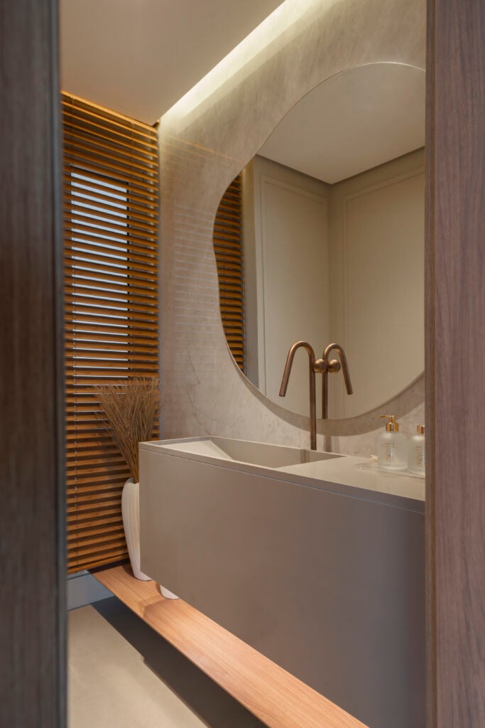 Lavabo com bancada suspensa e espelho orgânico