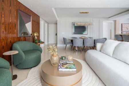 Projeto de sala de estar, living integrado, sala de jantar, suítes e banheiros de Anyele Langone