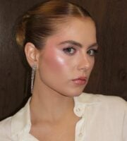 Mulher de pele clara, com cabelo preto e satink skin makeup