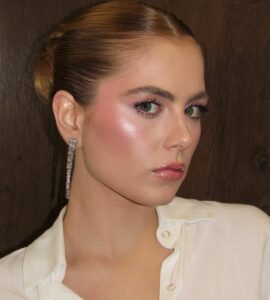 Mulher de pele clara, com cabelo preto e satink skin makeup