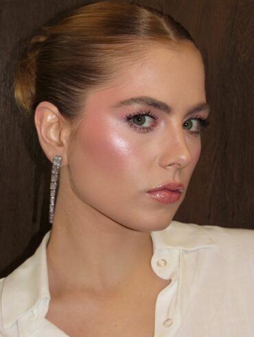 Mulher de pele clara, com cabelo preto e satink skin makeup