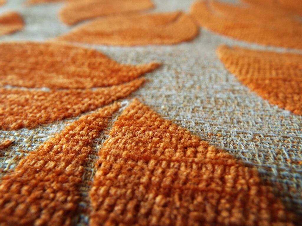 Tapete nas cores laranja e bege