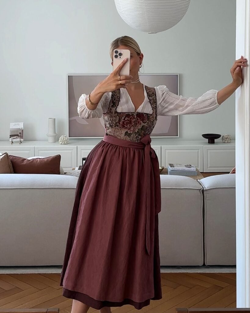 Traje para Oktoberfest com saia midi