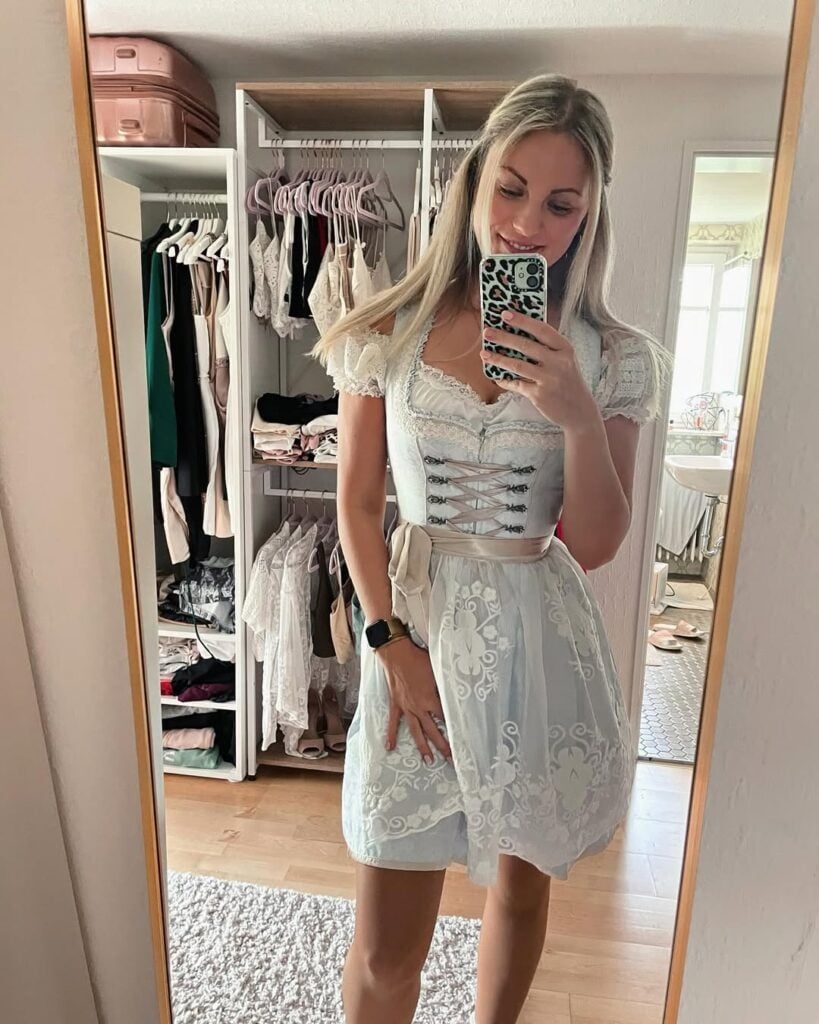 Mulher jovem e magra com vestido oktoberfest feminino