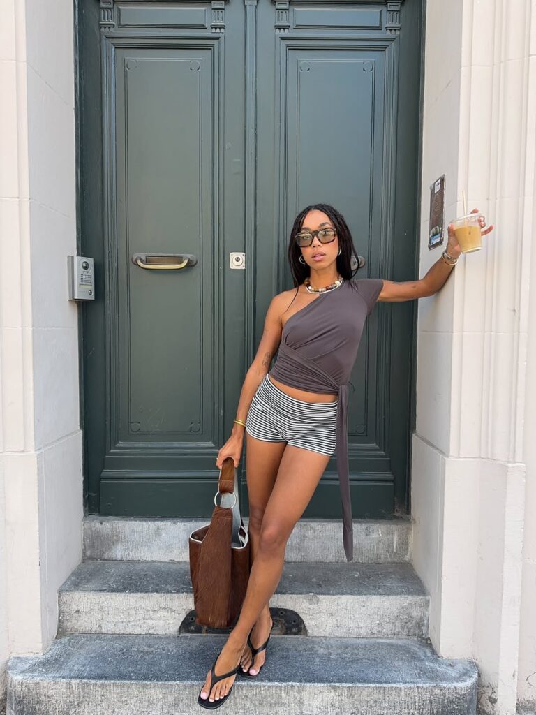 mulher jovem com bermuda listrada