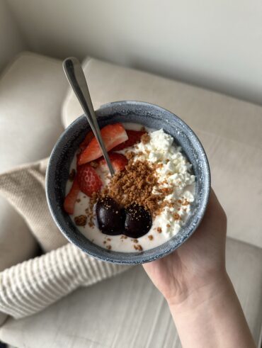 Bow com iogurte, frutas e cacau