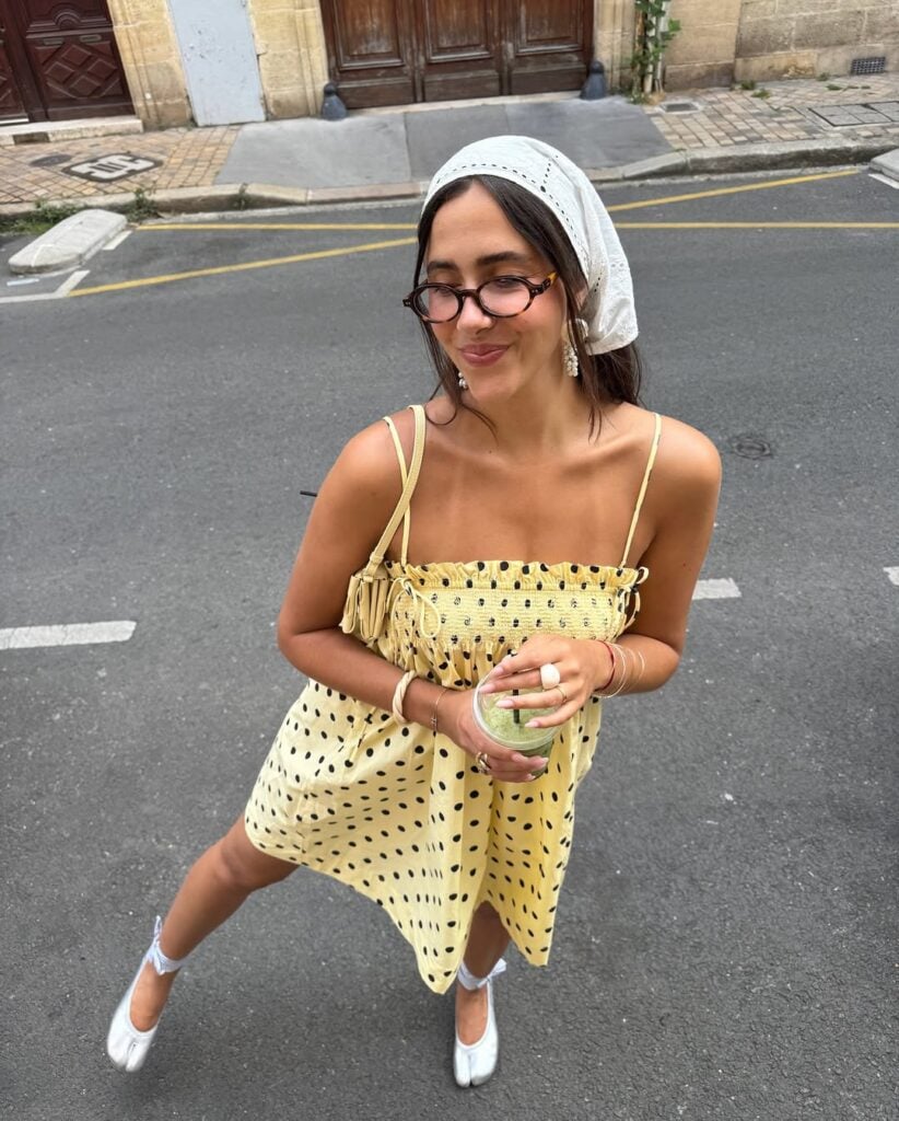 Look com estampa de poá no verão europeu