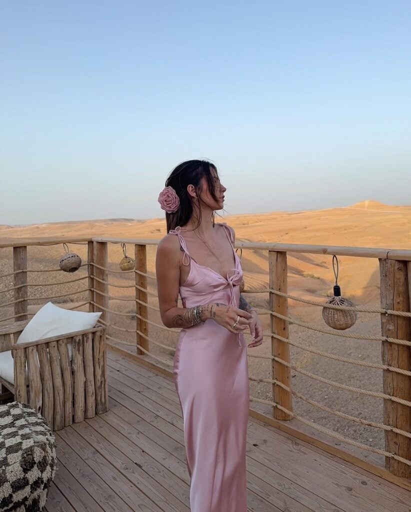 mulher jovem com vestido acetinado rosa longo