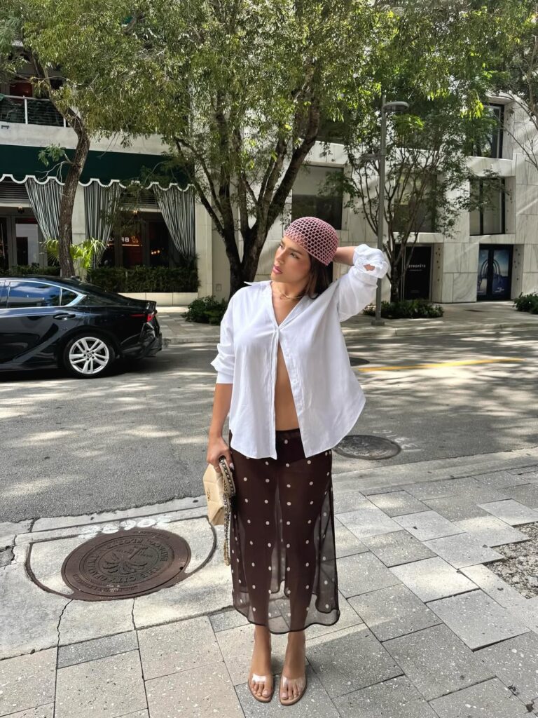 look de verão com camisa branca social e saia com estampa de poá