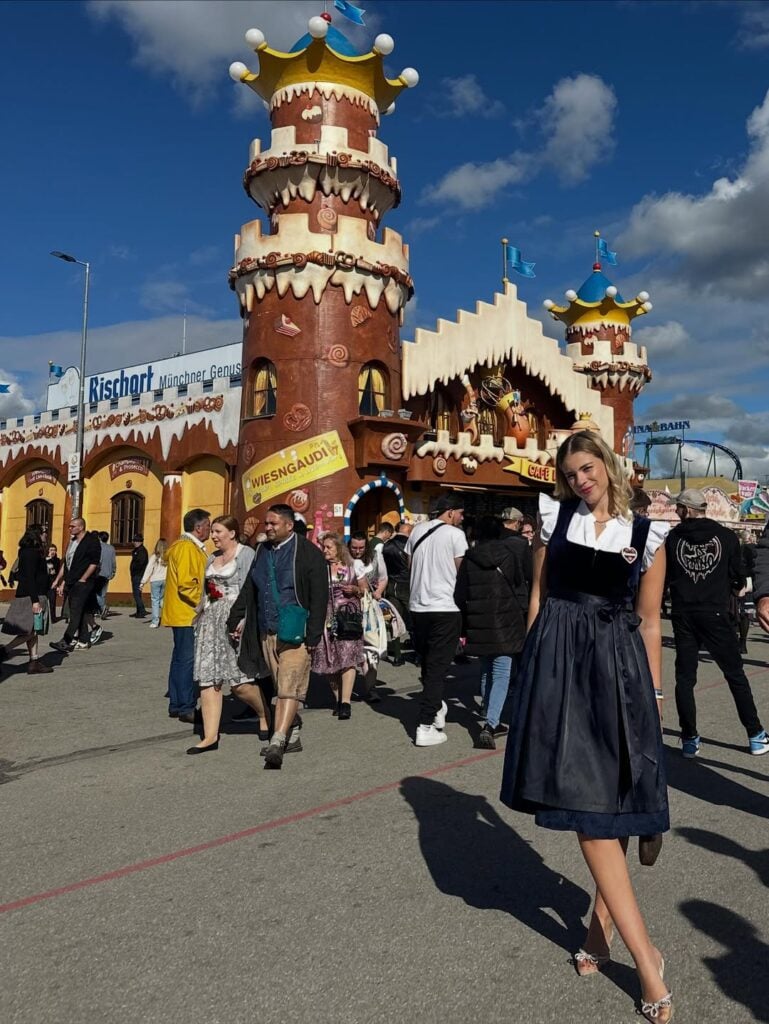 Mulher com look de oktoberfest