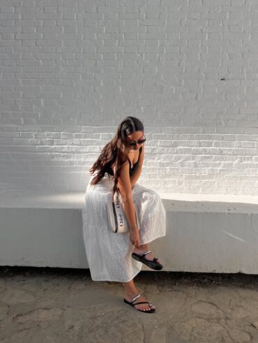 mulher jovem usando pierced shoes