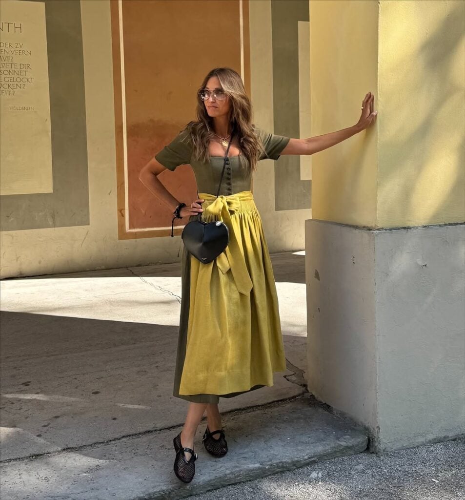 Mulher jovem e magra com vestido oktoberfest feminino
