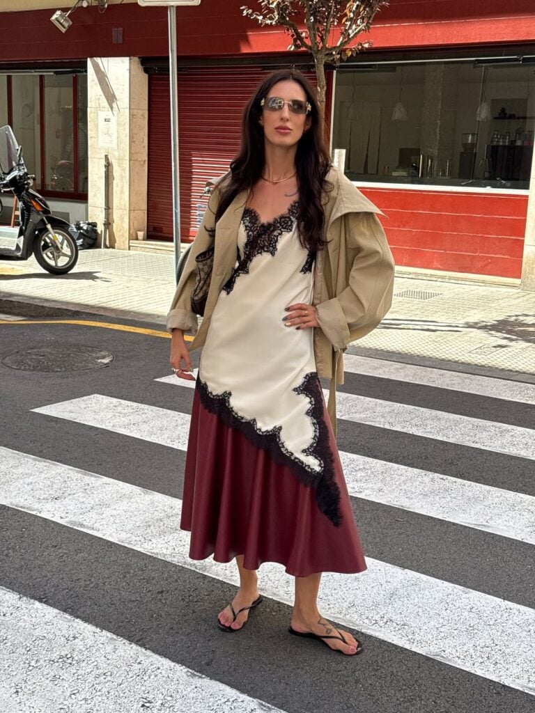 vestido acetinado como sobreposição
