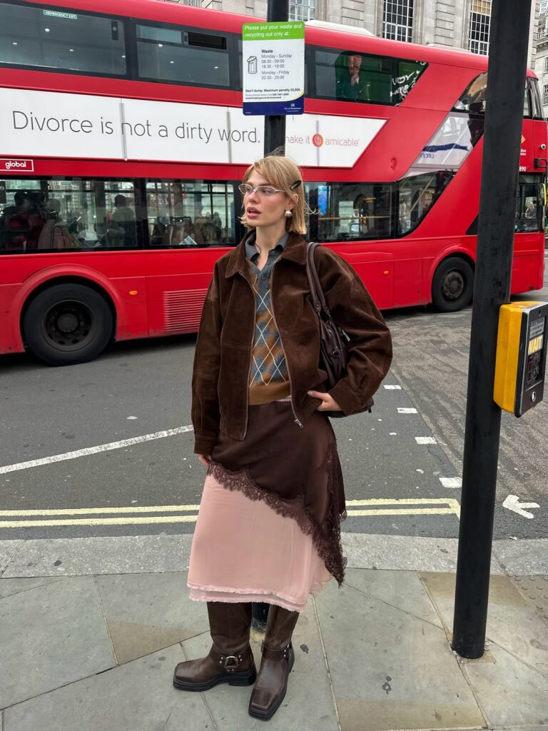 Mulher jovem com vestido acetinado como sobreposição em look de inverno