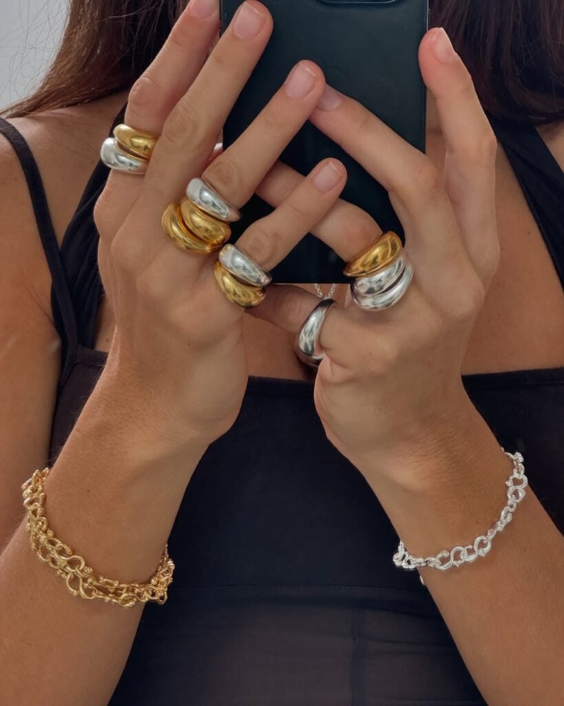 Como combinar acessórios prata e dourado