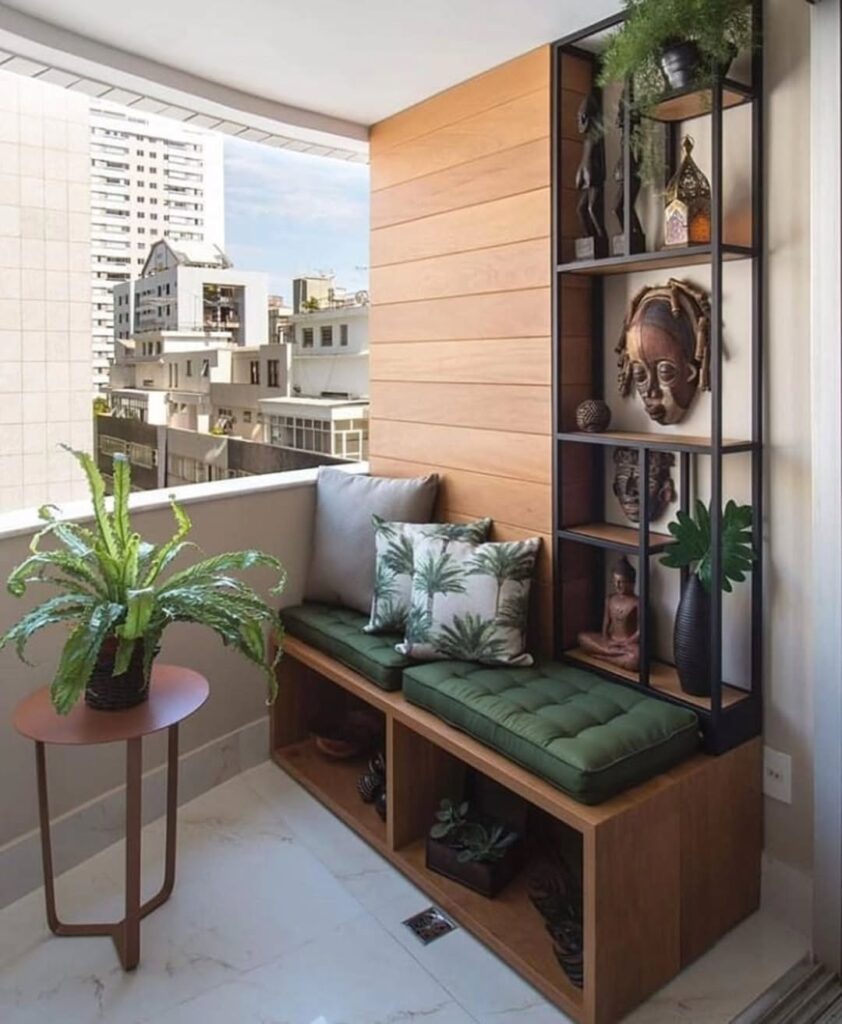 Varanda com espaço para sentar, almofadas, estante com objetos e plantas