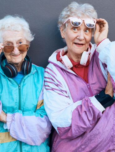 Duas mulheres mais velhas com óculos de sol e corta-vento
