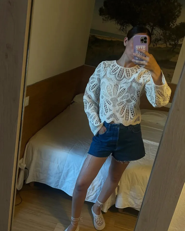Look com blusa e sapatilha de croche