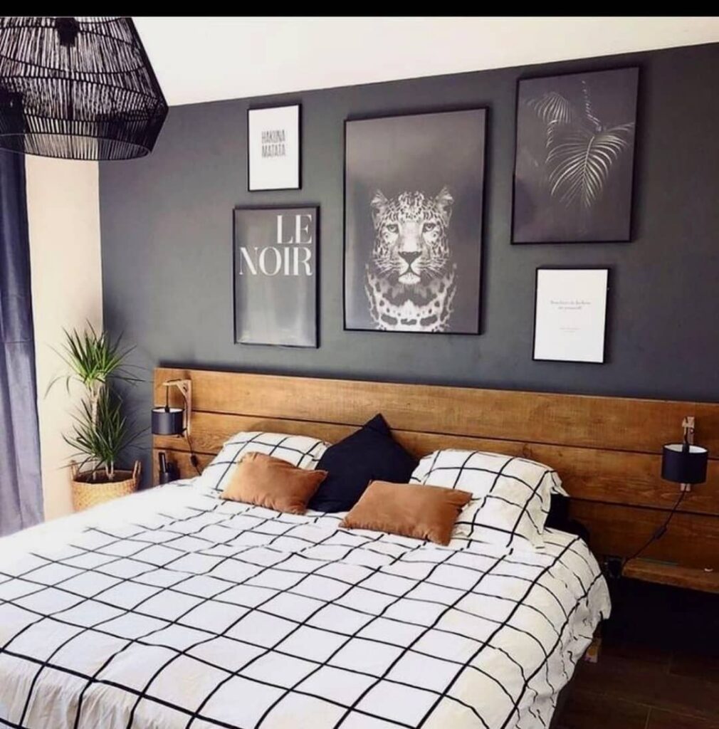 Quarto com parede cinza e cabeceira de madeira de demolição