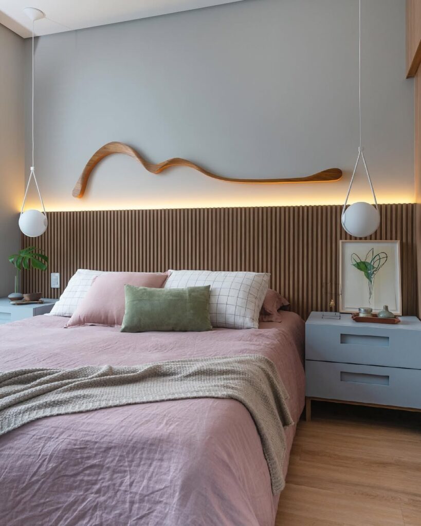 Quarto com cabeceira ripada em toda a extensão da parede