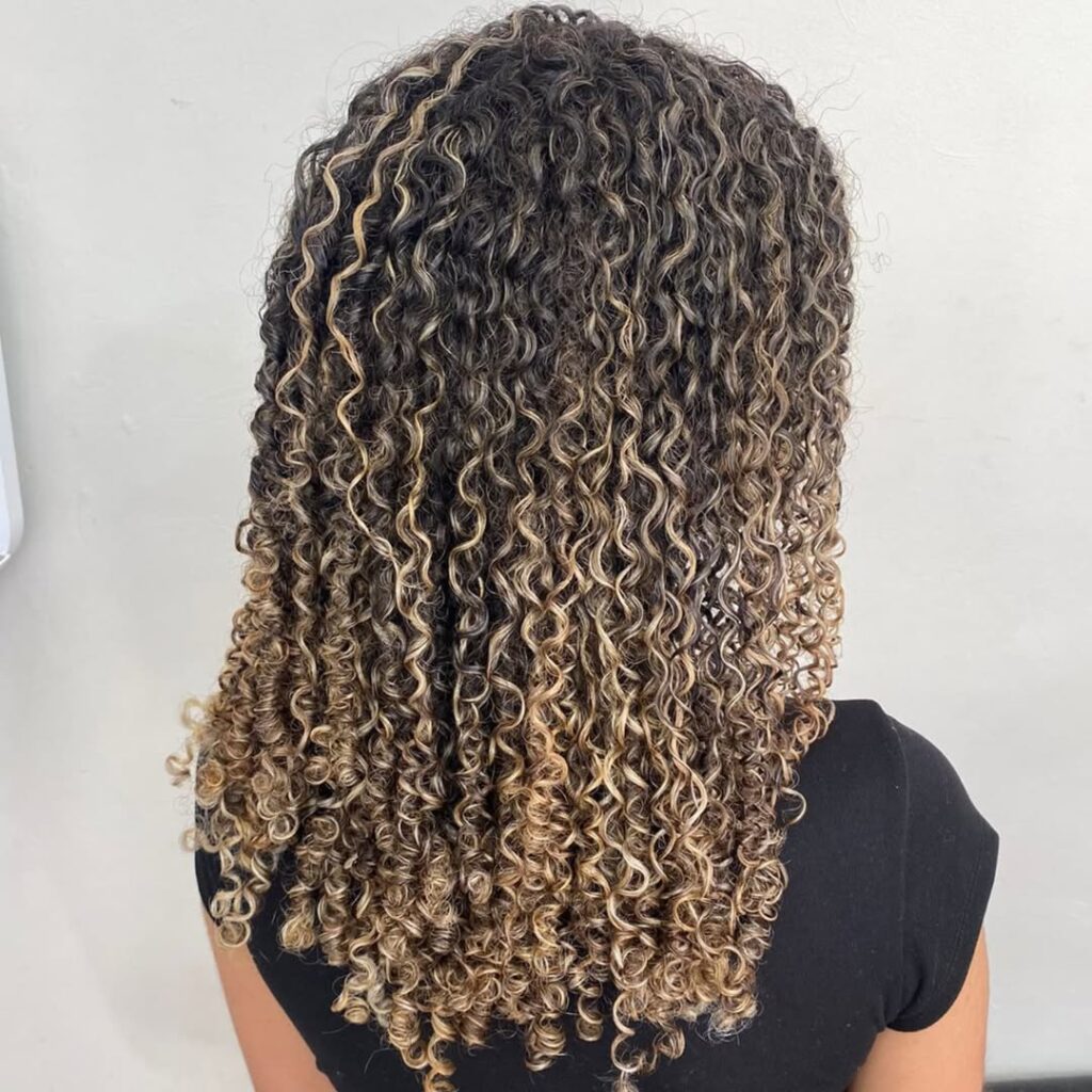 Cabelo cacheado médio iluminado