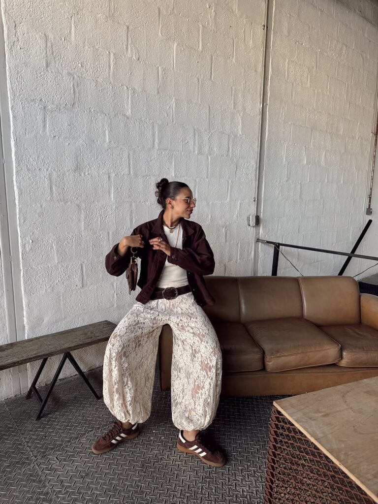 Look com calça aladim de renda