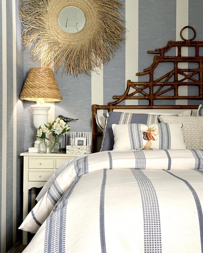 Quarto com cabeceira ornamentada e roupas de cama em branco e azul