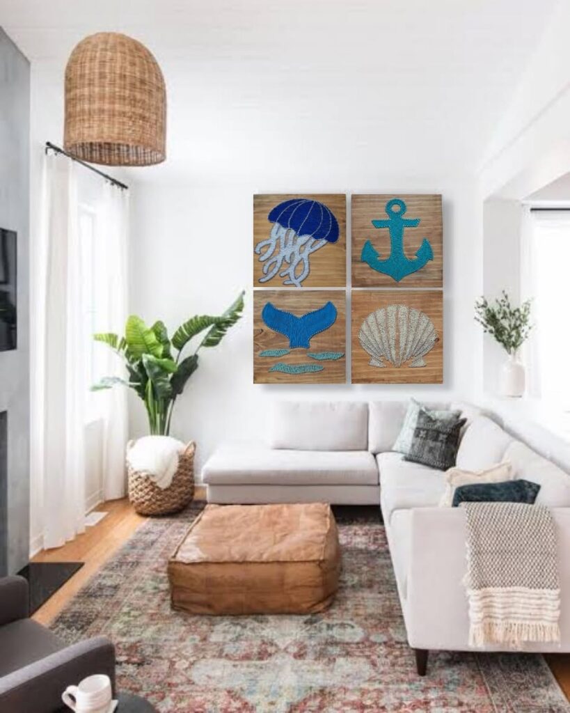 Sala de casa de praia com sofá em L, quadros com elementos marítimos