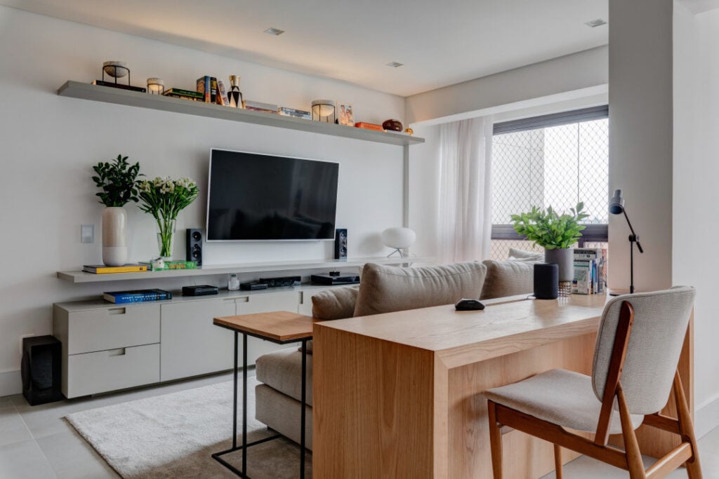 Sala de estar e home office integrados em cores claras