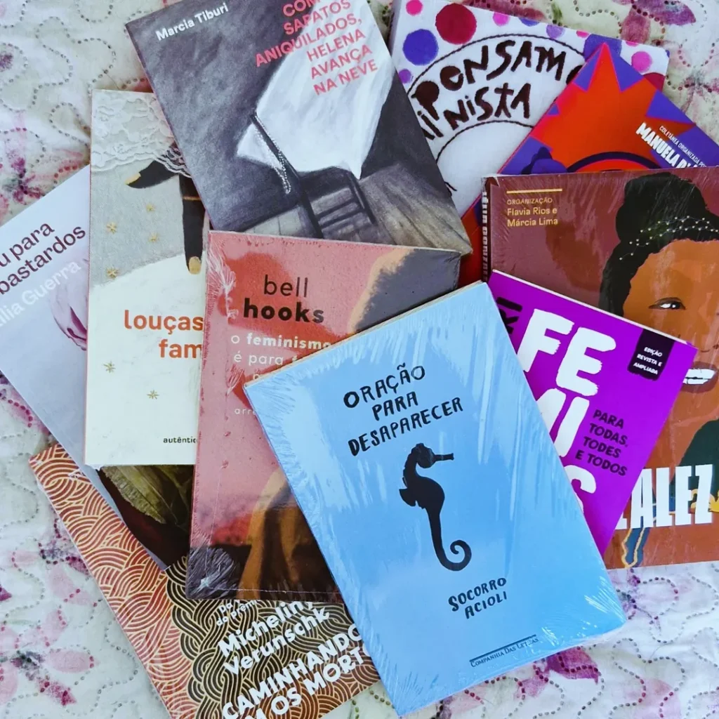 Vários livros com capas coloridas