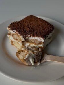 Receita da Ana Maria Braga: prato branco com tiramisu