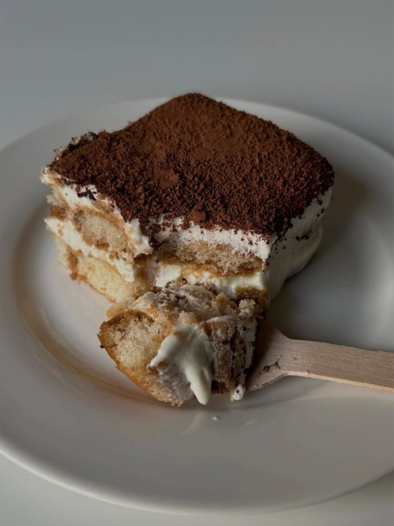 Receita da Ana Maria Braga: prato branco com tiramisu