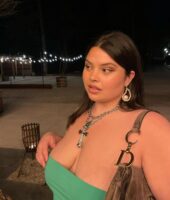 Mulher jovem usando joias pratas e douradas