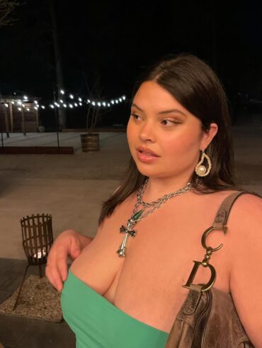Mulher jovem usando joias pratas e douradas