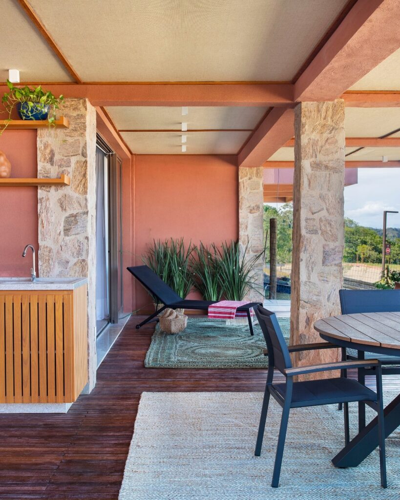 Casa de praia com parede terrosas e com pedras