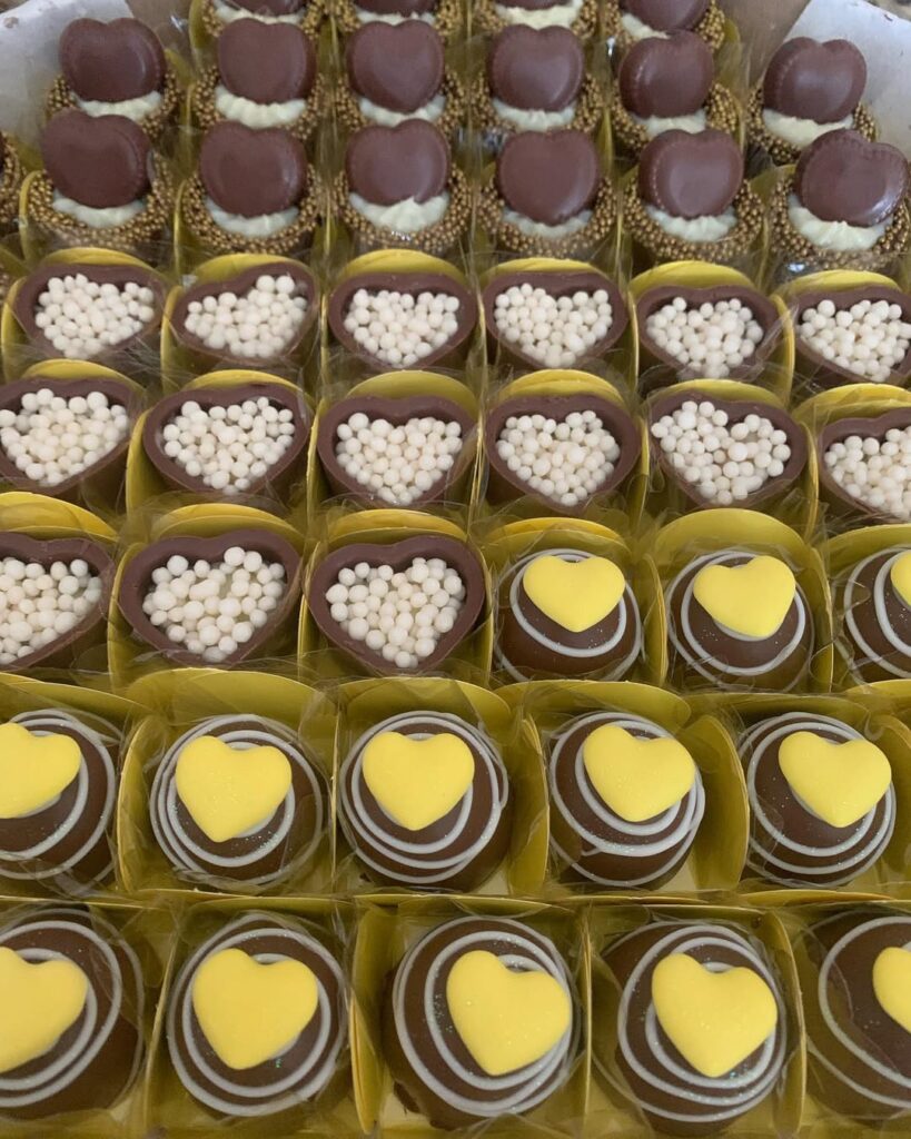 Docinhos decorados com corações amarelos