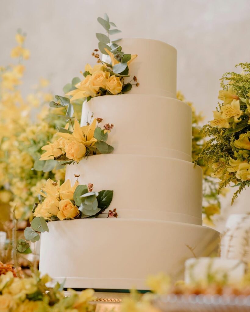Bolo de quatro andares com flores amarelas