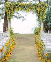 Decoração de casamento externo com girassóis