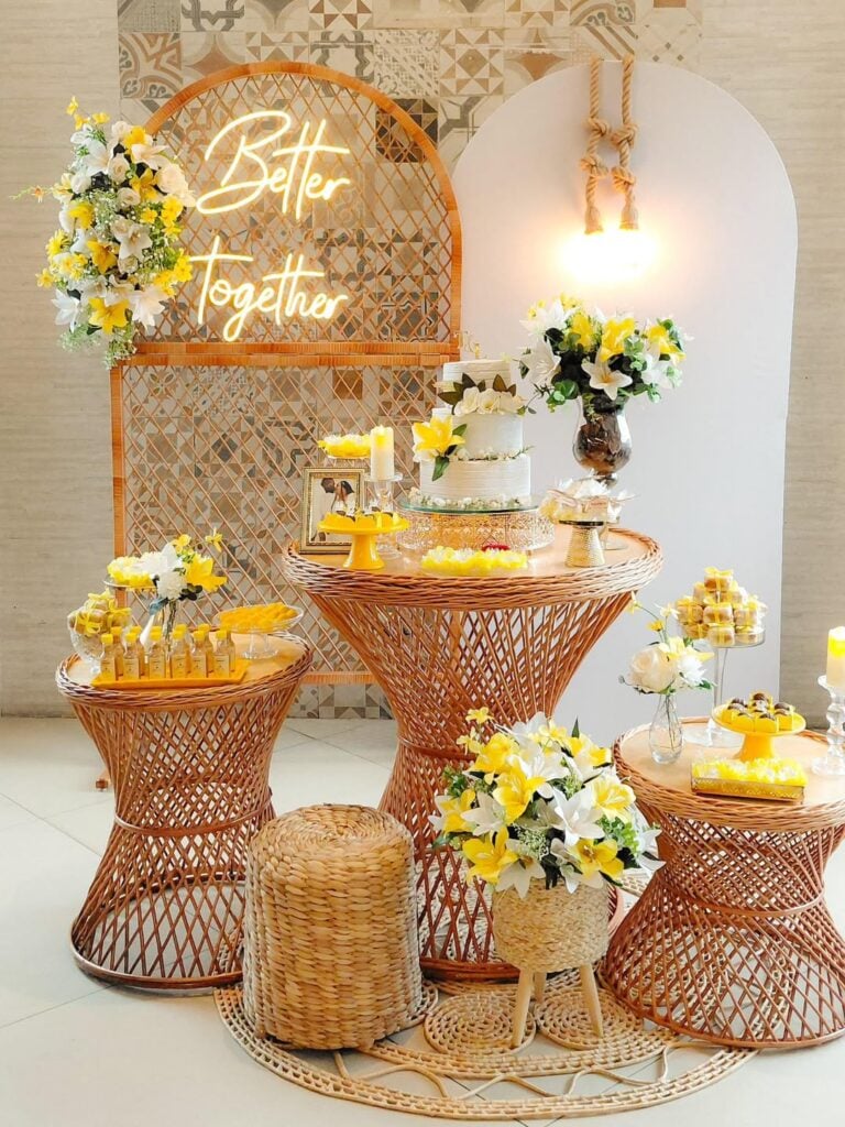 Decoração de casamento amarelo com itens de fibras naturais e flores brancas e amarelas