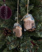 Decoração de árvore de Natal com biscoito natalino e pinhas