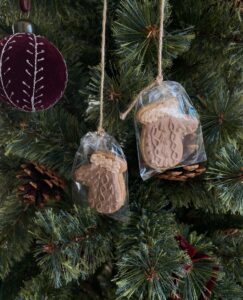 Decoração de árvore de Natal com biscoito natalino e pinhas