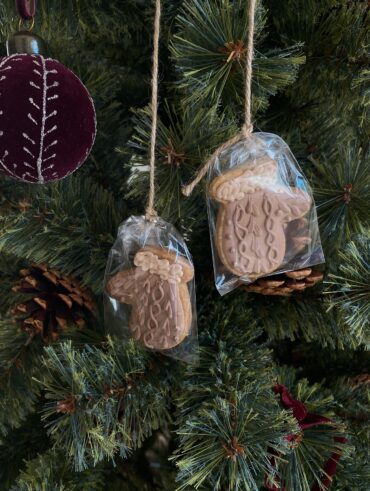 Decoração de árvore de Natal com biscoito natalino e pinhas