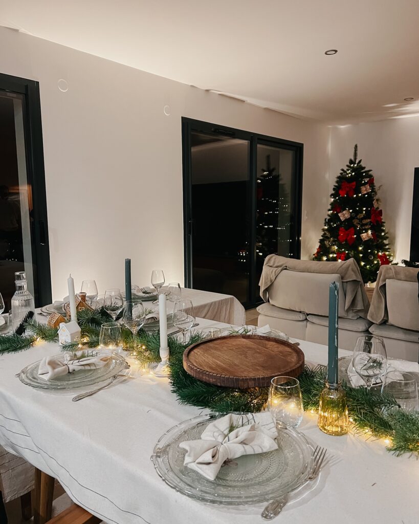 Decoração de Natal para 2025 em mesa de jantar