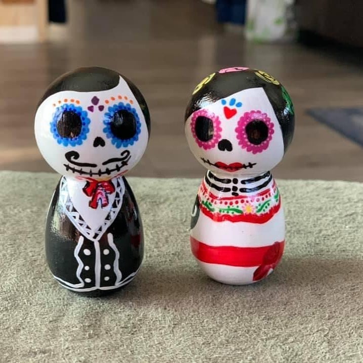 Bonequinhos pintados de branco, preto e vermelho