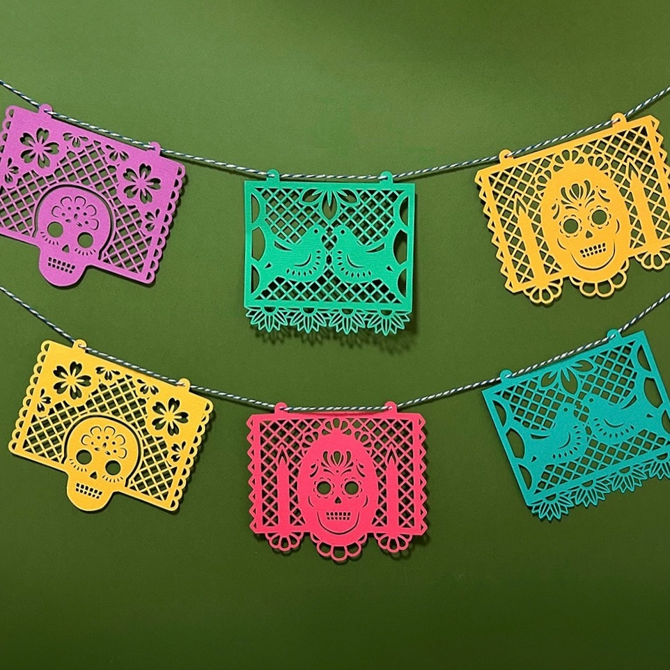 Varal com desenhos de papel recortados