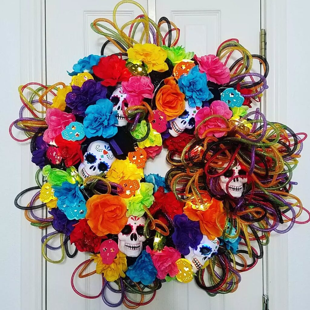 Guirlanda com flores coloridas, caveiras e elásticos