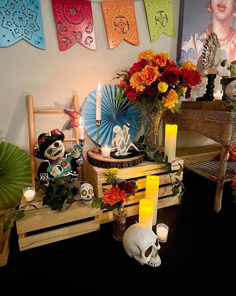 Decoração para o dia de los muertos com caveiras, velas, e flores