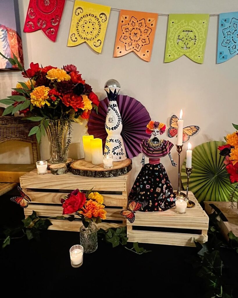 Caixotes de madeira com flores coloridas, velas e bandeirinhas recortadas