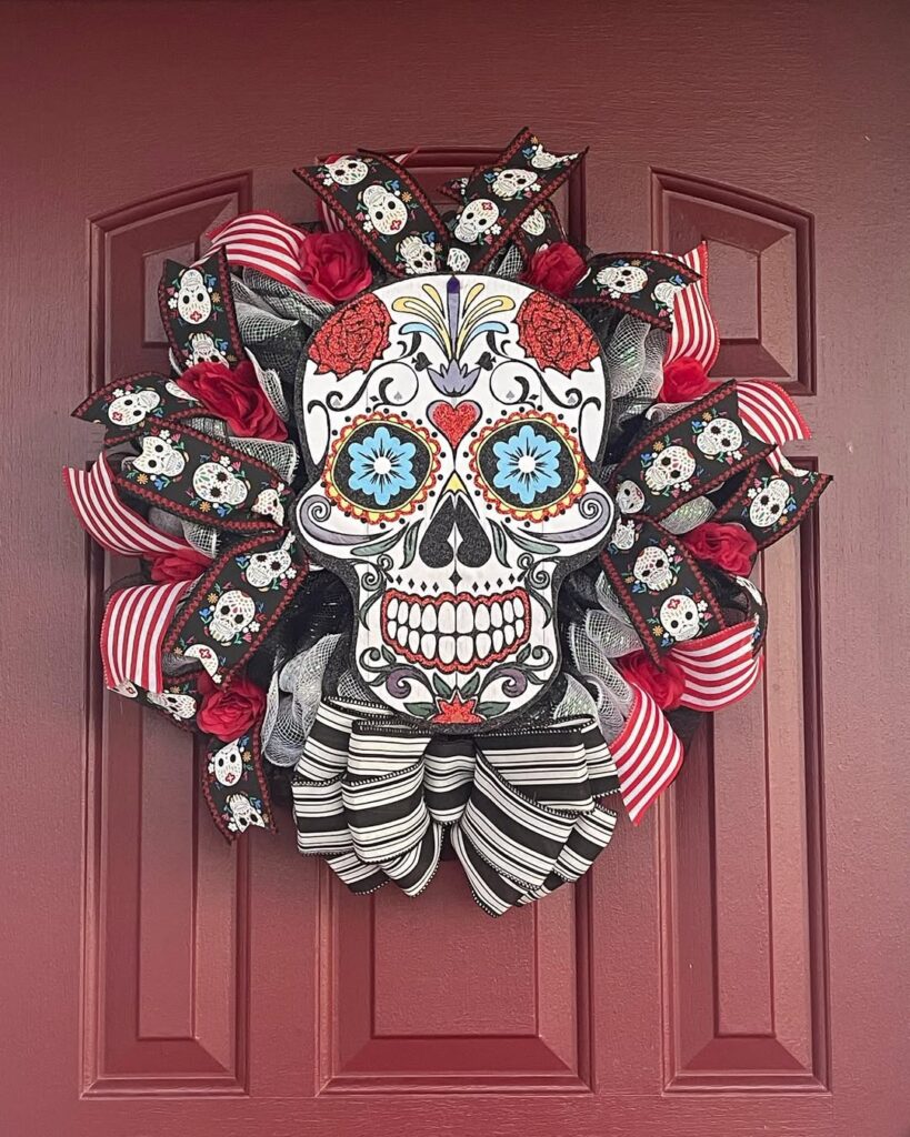 Porta bordô com guirlanda de caveiras